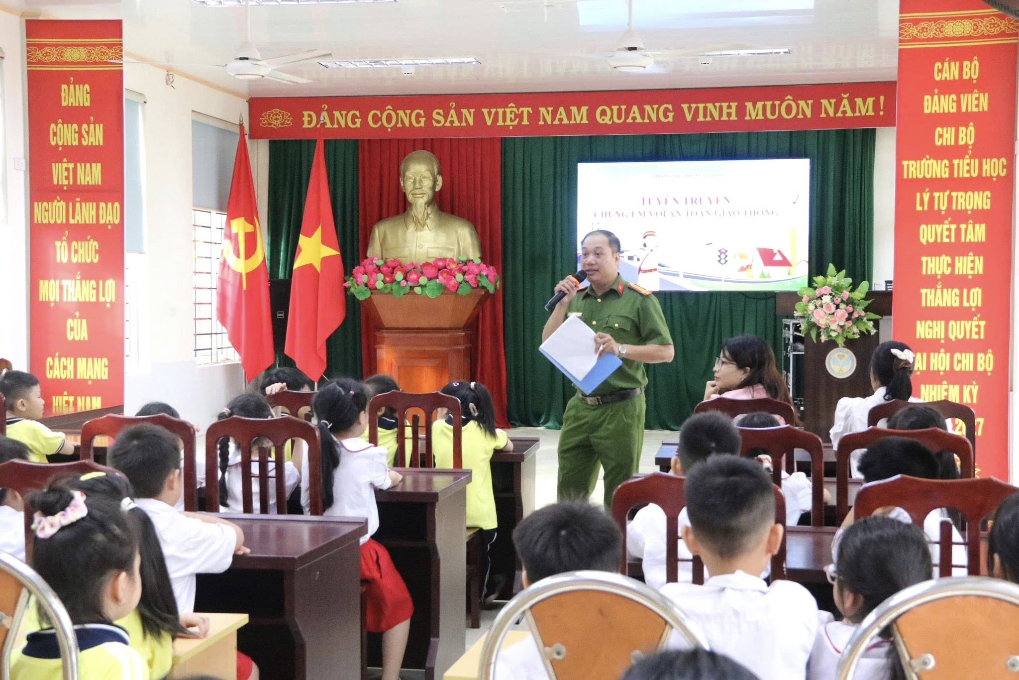 Công an phường Phù Liễn: Tuyên truyền Luật Giao thông đường bộ tại trường Tiểu học Lý Tự Trọng (phường Phù Liễn)